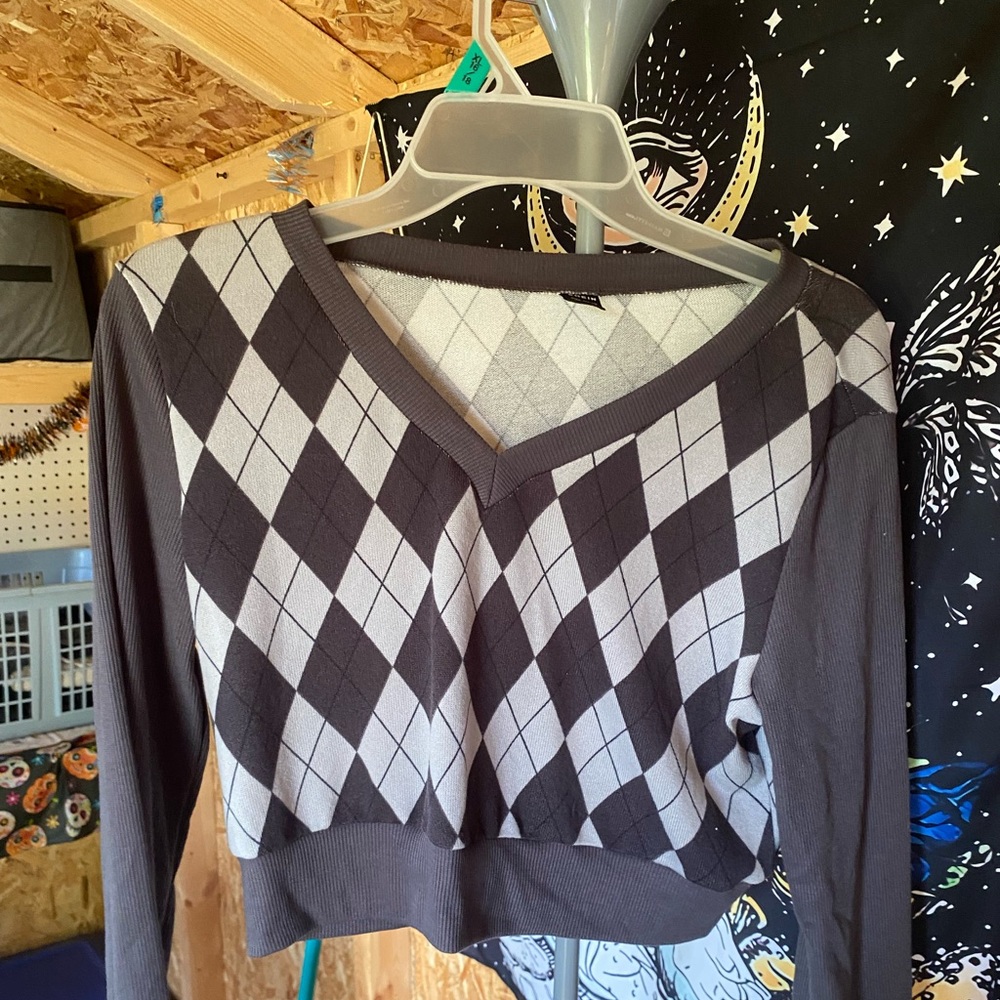 patterned long-sleeved shirt